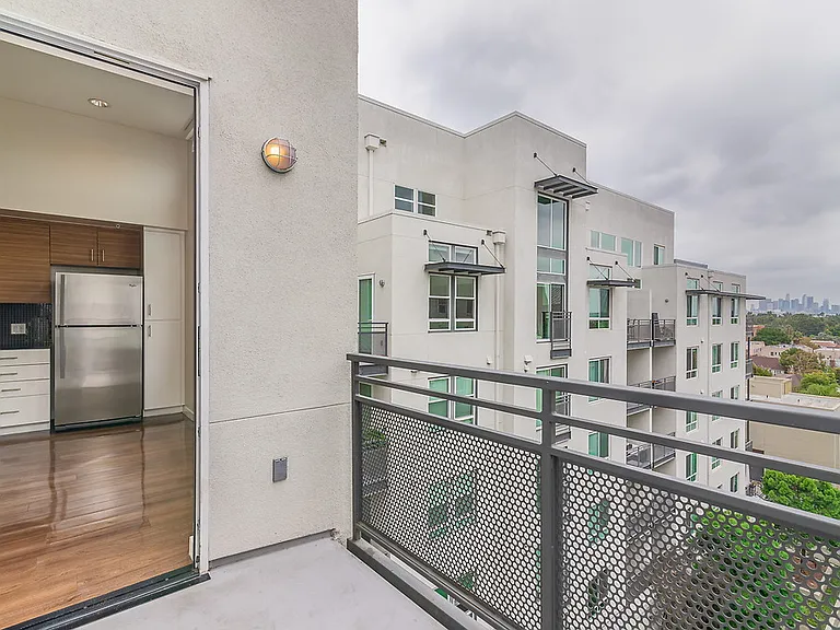 Wilshire La Brea — Photo 19