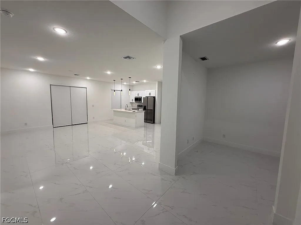 3 bed, 2.0 bath, 1630 sqft, $2,000 — Photo 4