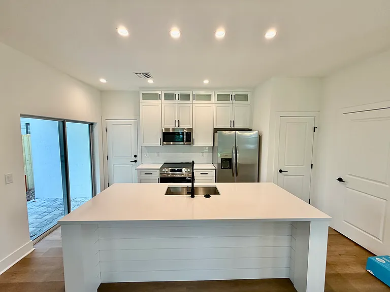 1219 E Esther St — Photo 4