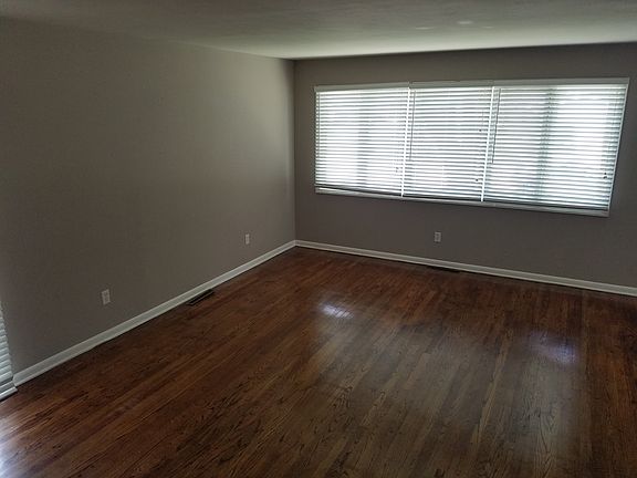 MAIN LIVING ROOM