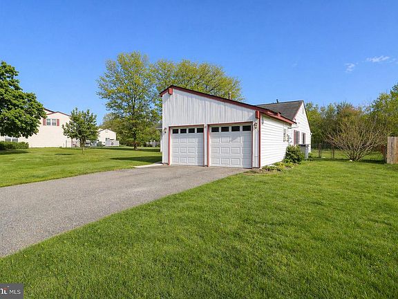 3rd image of 37 Pinewood Ln