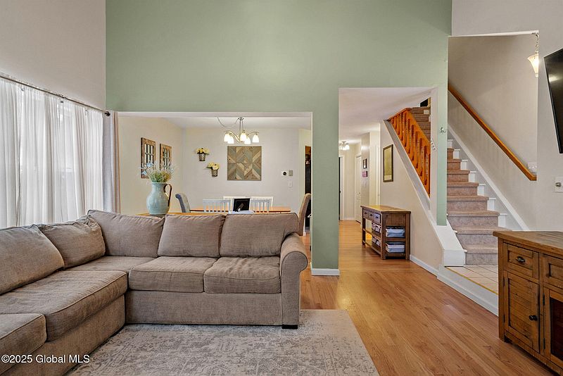 5th image of 4 Mapleridge Avenue