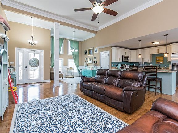 4th image of 1056 Twin Oaks Blvd