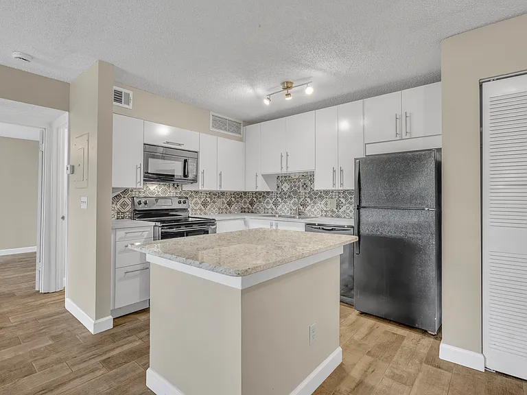 364 Northpointe Ct #206 — Photo 4