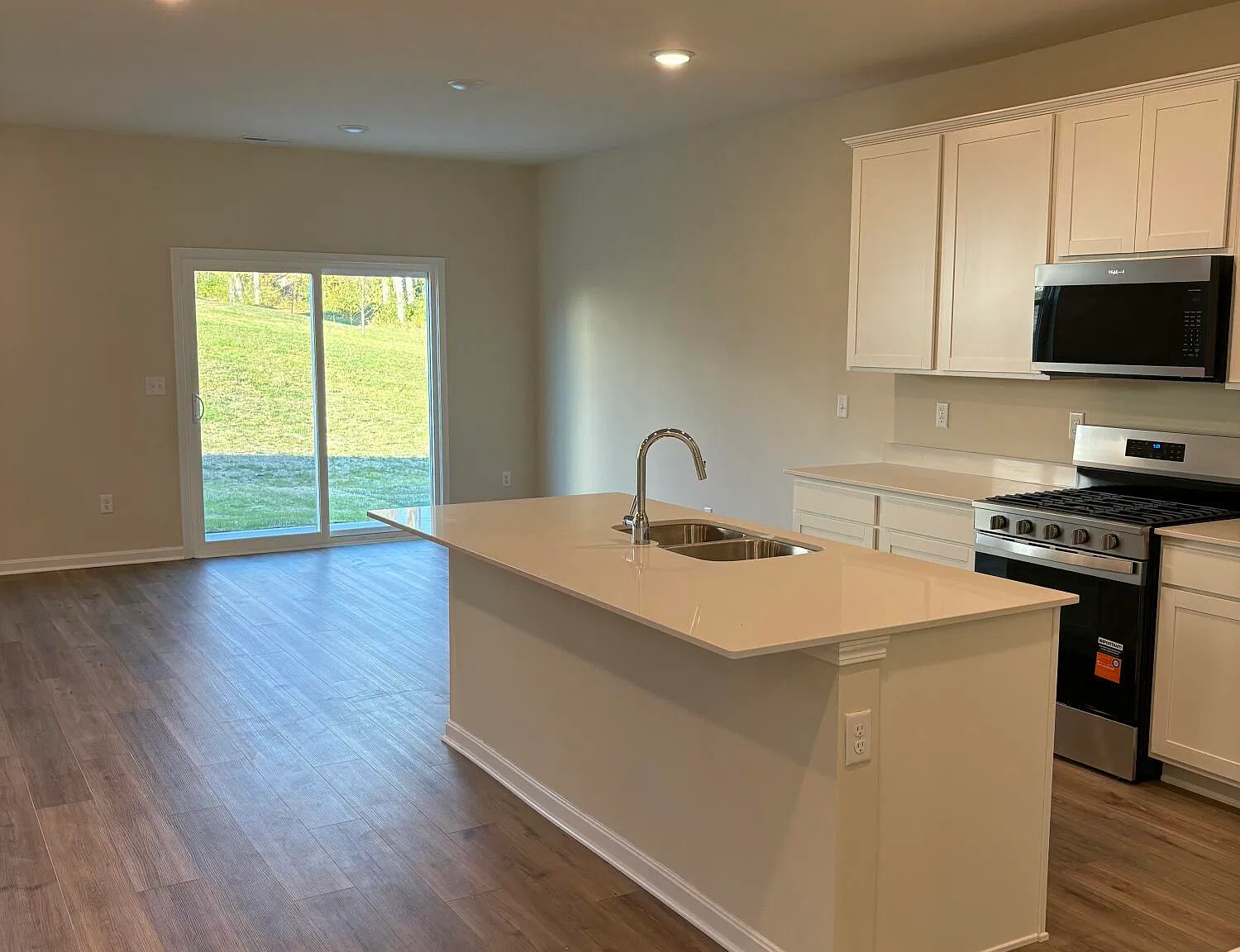 4 bed, 2.5 bath, 2606 sqft, $2,800 — Photo 4