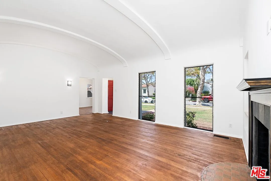 3 bed, 2.0 bath, 1864 sqft, $9,500 — Photo 3