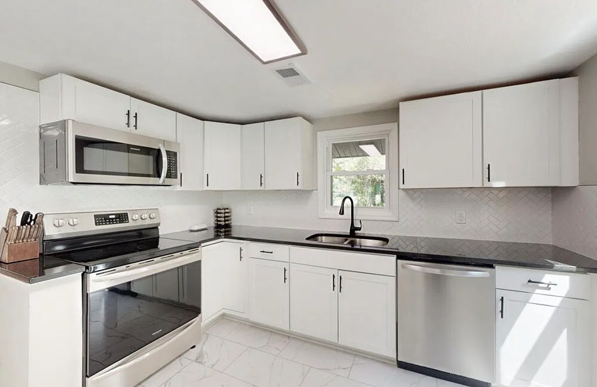5 bed, 2747 sqft, $2,550 — Photo 2