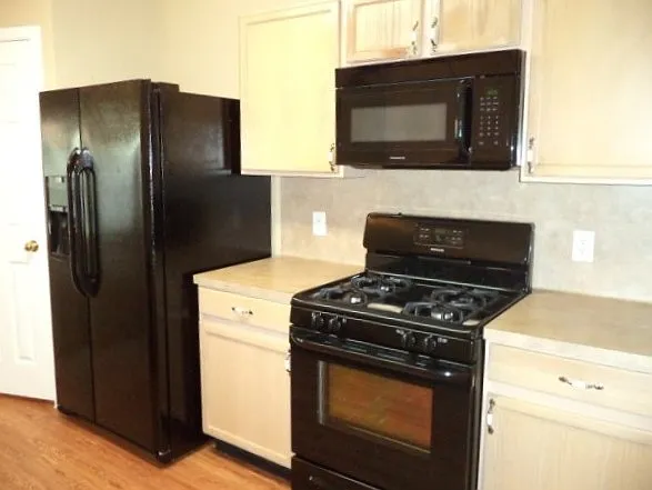 3 bed, 2.5 bath, 1822 sqft, $2,100 — Photo 2