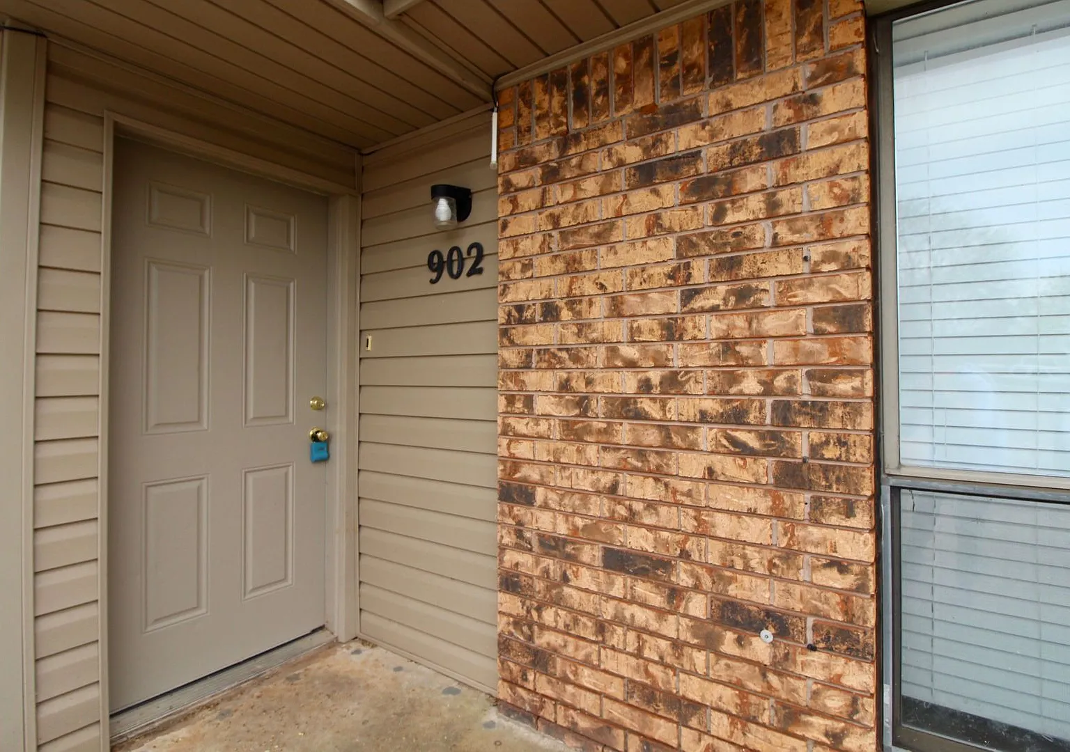 900-902 Acacia Circle — Photo 3