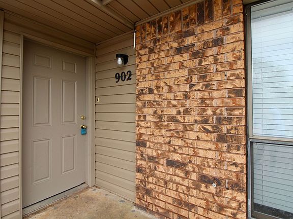 3rd image of 900-902 Acacia Cir