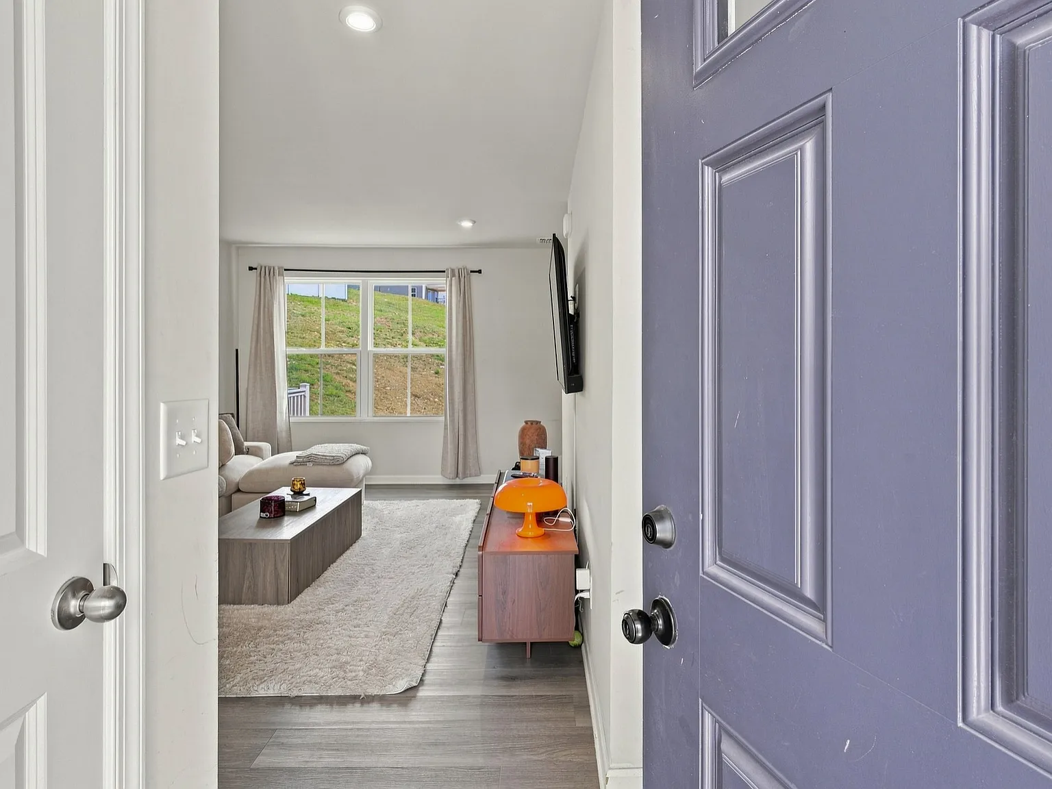4 bed, 2.5 bath, 1660 sqft, $2,500 — Photo 3