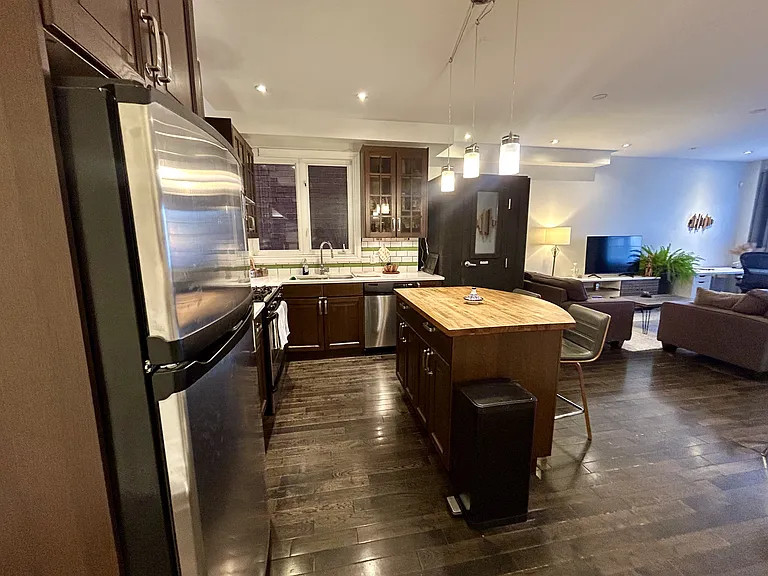 36 Coxwell Ave — Photo 5