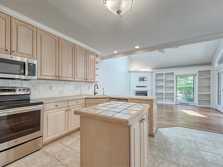 618 Essex Ct — Photo 13