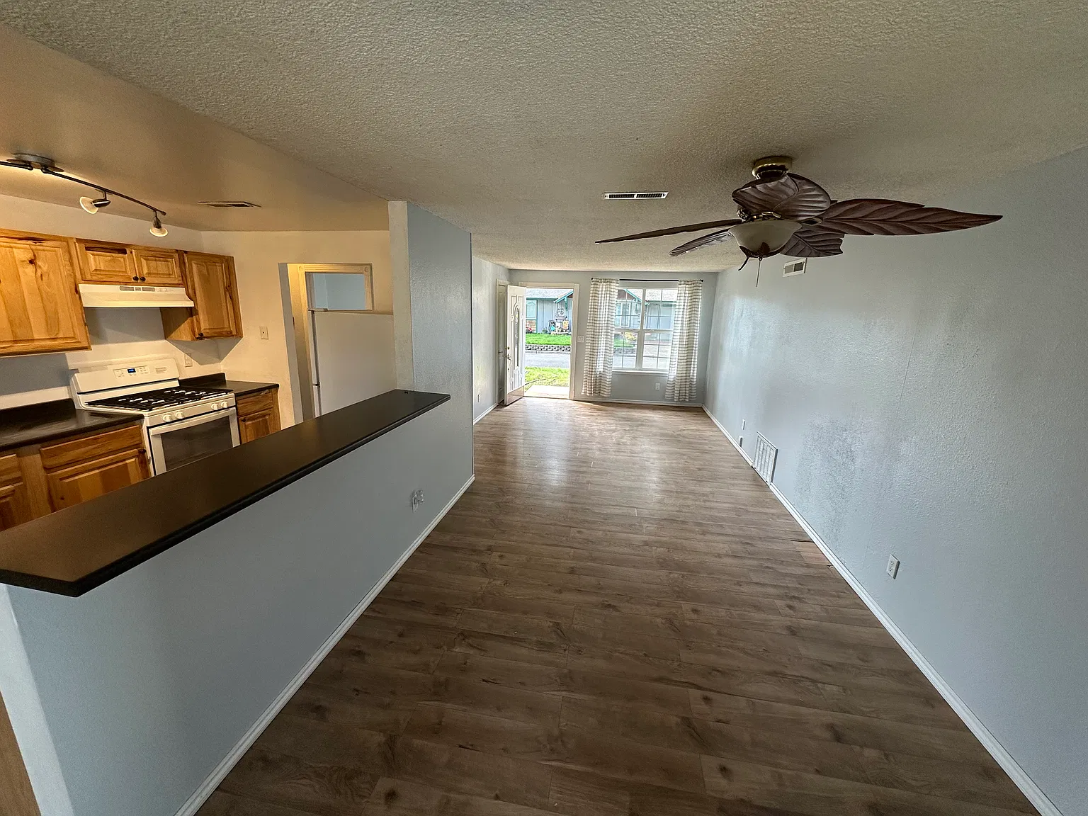 3 bed, 1.5 bath, 1120 sqft, $2,725 — Photo 2