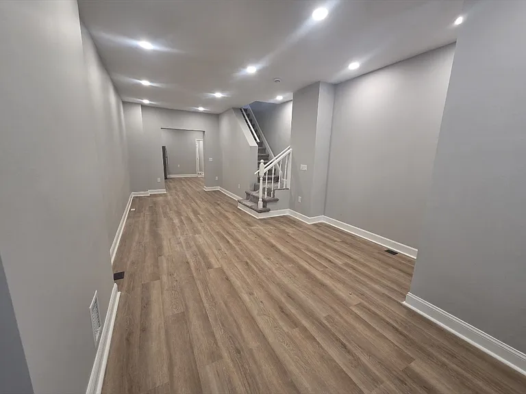 421 N Kenwood Ave — Photo 2