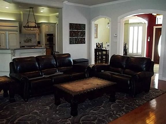3rd image of 923 Amanda Dr