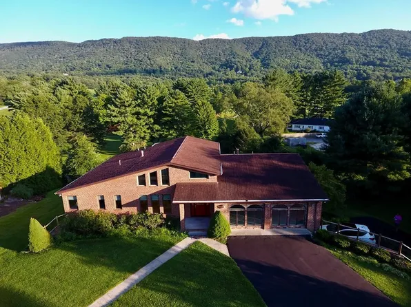 207 Windwood Dr, Bluefield, VA 24605