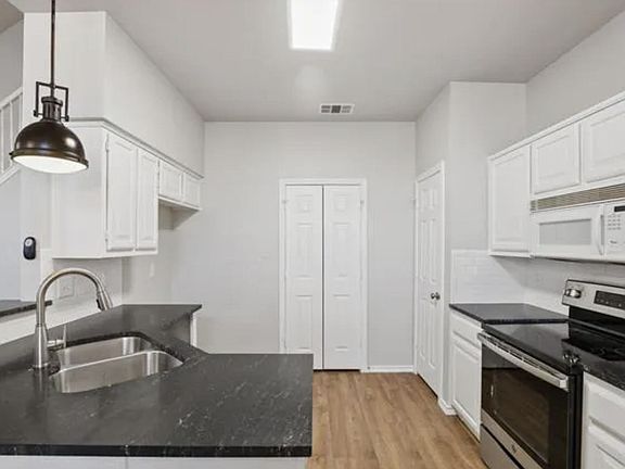 5th image of 2204 Chapman Dr