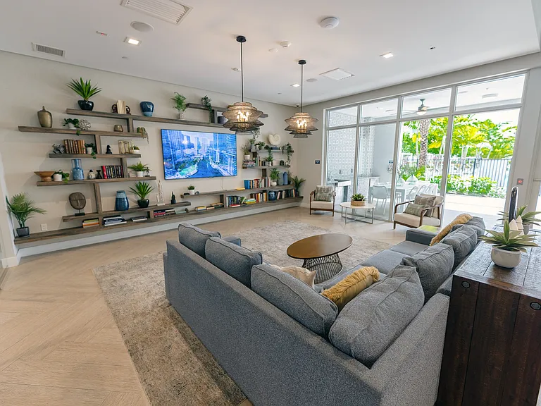 Pura Vida Hialeah Luxury Apartments — Photo 28
