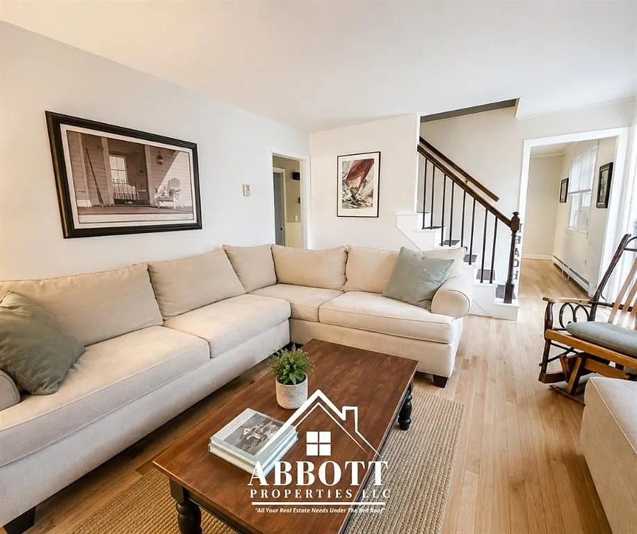 3 bed, 1.0 bath, 1400 sqft, $3,200 — Photo 2