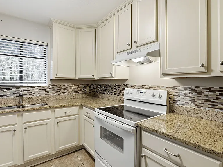 2300 SW 43rd St #H3 — Photo 10