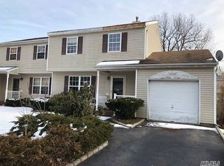 17 Elm St, Central Islip, NY 11722