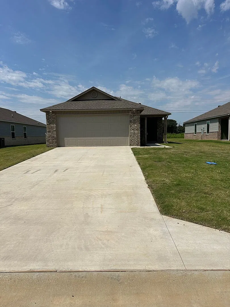 Pre-Leasing Now in White Tail Crossing: Beautiful 3-Bedroom Home with Fully Fenced Backyard! — Photo 3