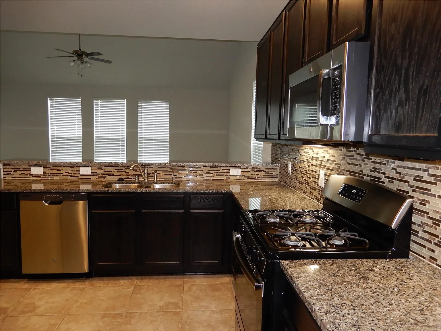 4 bed, 3.5 bath, 3096 sqft, $2,700 — Photo 3