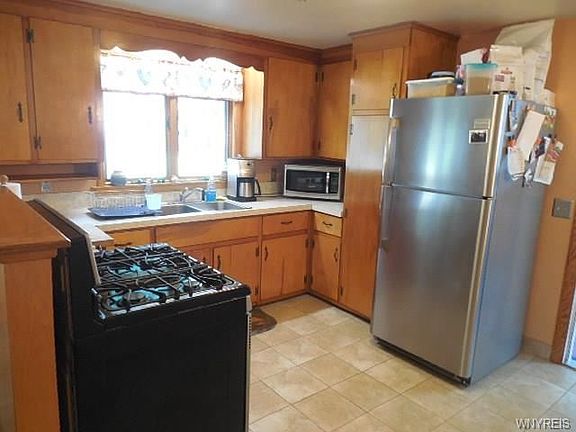 5th image of 7161 Combs Dr
