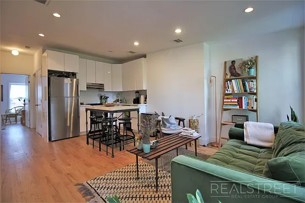Rented by Real Street Inc | media 8
