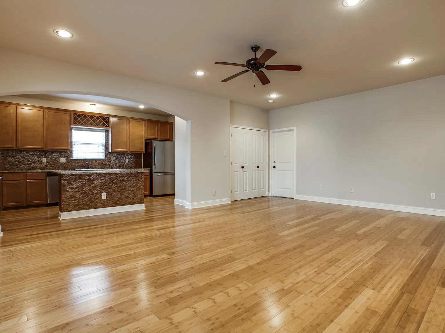 5 bed, 2200 sqft, $7,375 — Photo 3