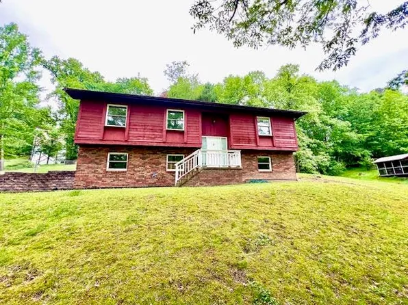 1214 N Poplar Fork Rd, Hurricane, WV 25526