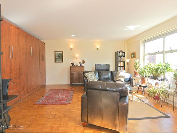 2nd image of 80 La Salle St APT 17E