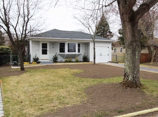 32 Laurin Rd, Calverton, NY 11933