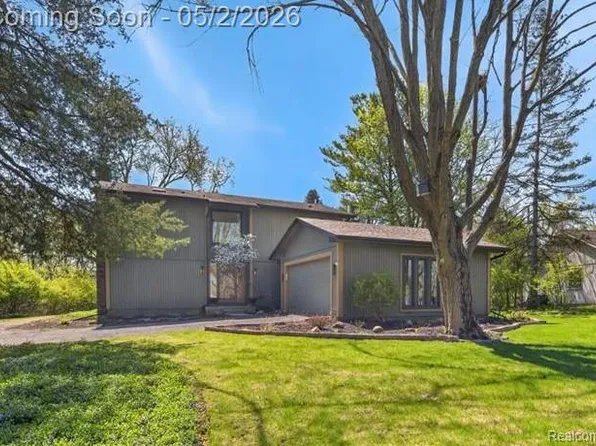 7025 Cedarbank Dr, West Bloomfield, MI 48324