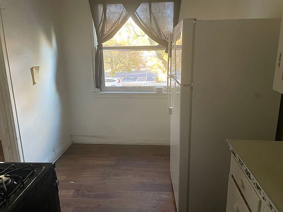 5th image of 18 Lewis Ave #8