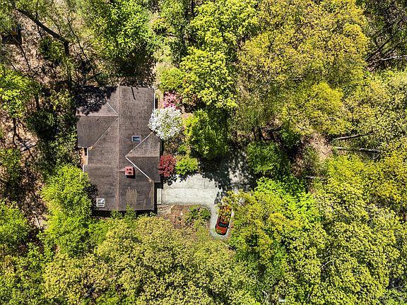2nd image of 230 Jug Hollow Rd