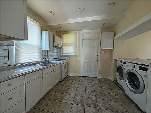 3rd image of 929 Summit Ave