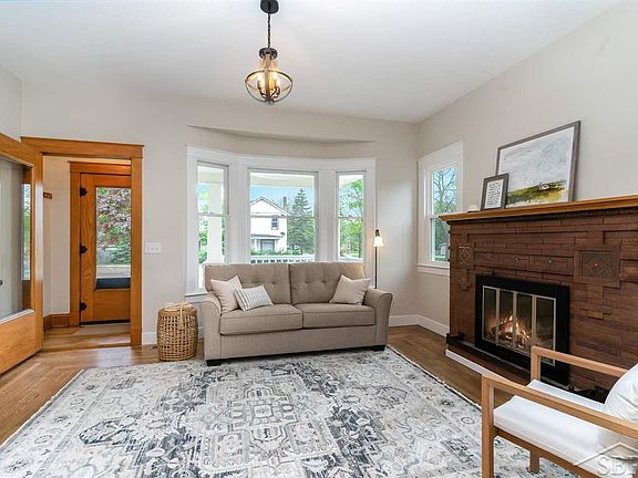3rd image of 407 W Huron Ave