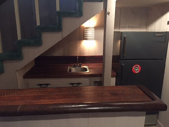 wet bar in rec room basement