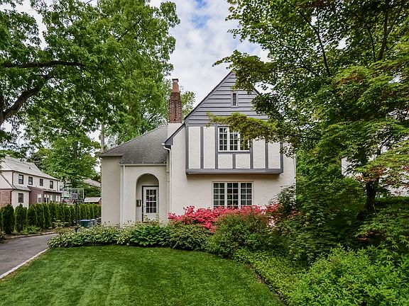 3rd image of 652 Forest Ave