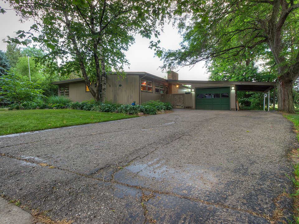 1st image of 560 Vanderveen Dr