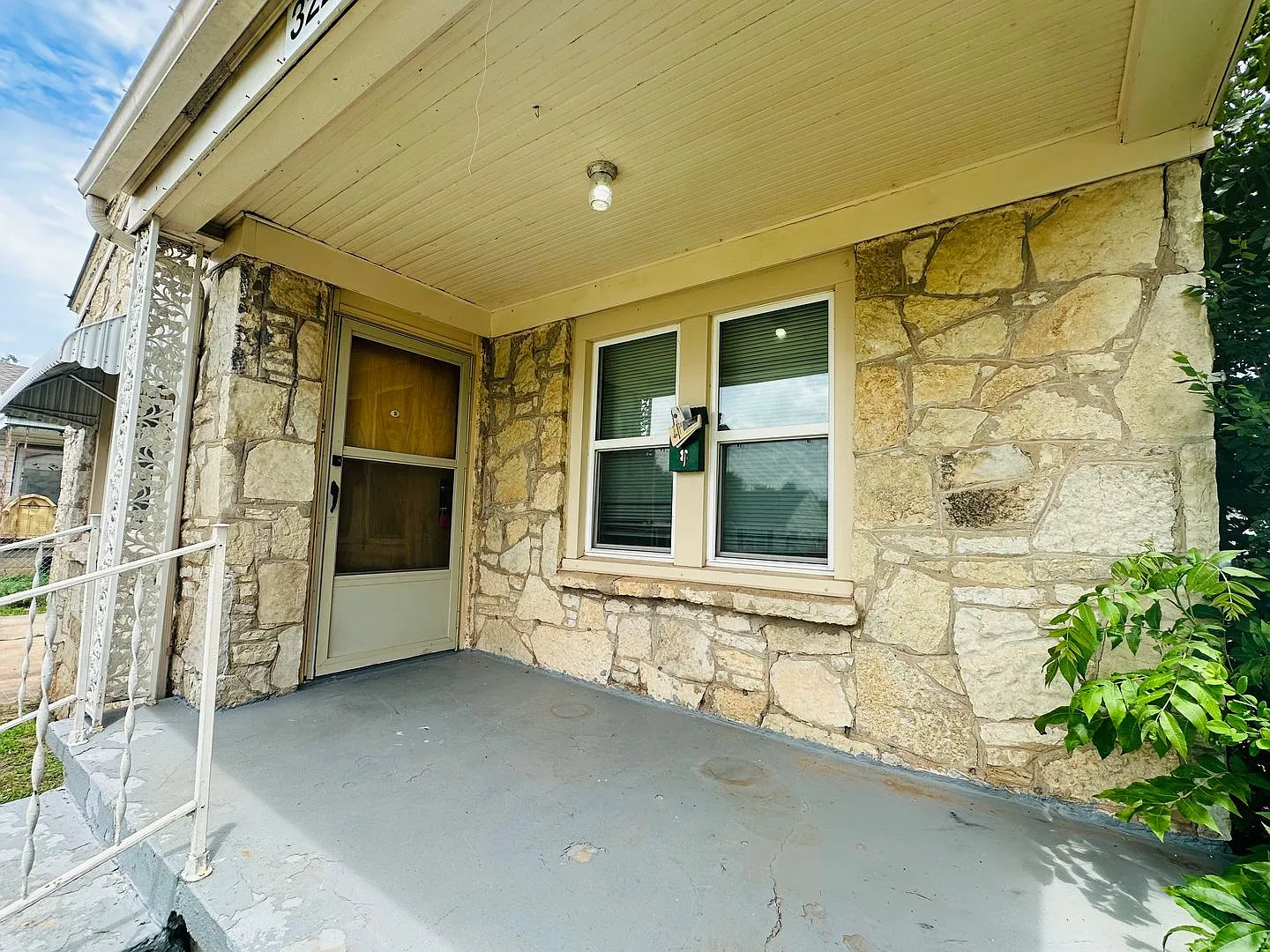 Cute 2 Bedroom 1 Bathroom House! Don't Miss Out! — Photo 4