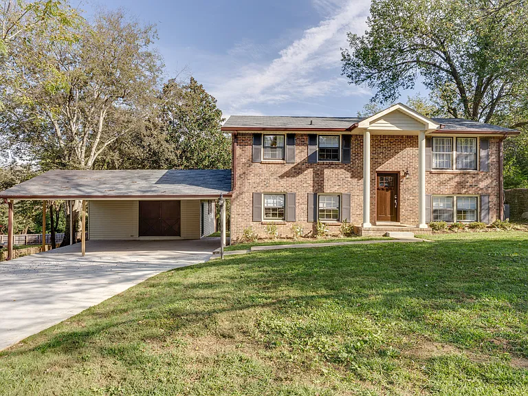 135 Hillsdale Dr — Photo 1