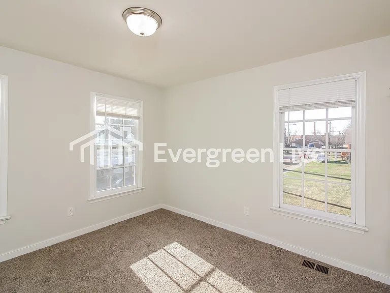 1719 Everett St — Photo 12