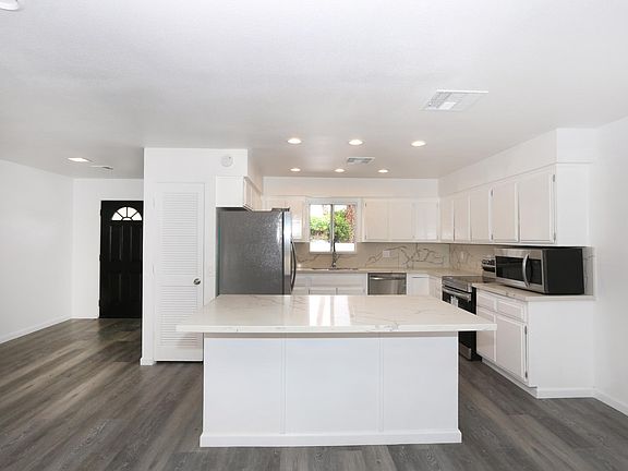 5th image of 76983 California Dr