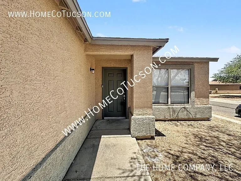 2755 E Liverpool Dr — Photo 2