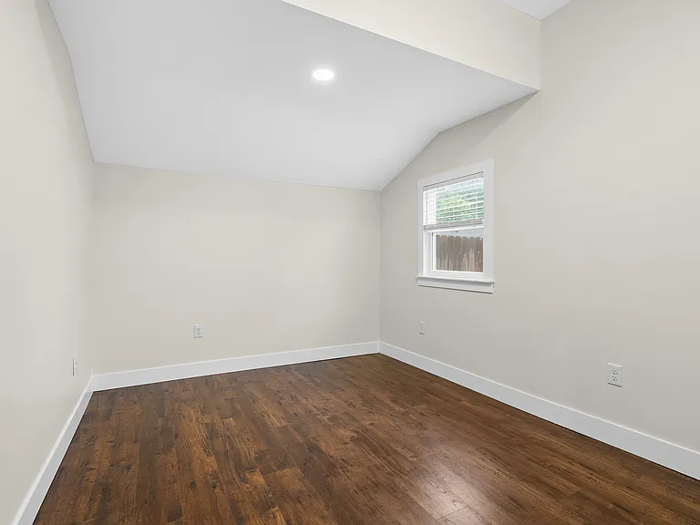 831 Dawson St — Photo 11