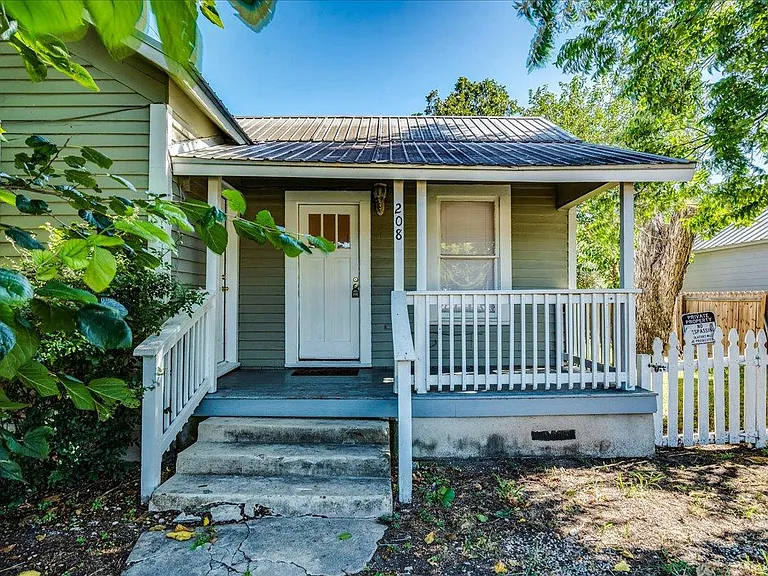 208 W Lockhart St — Photo 3