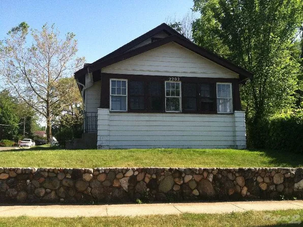2202 School St, Rockford, IL 61101